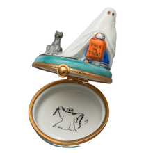 Lade das Bild in den Galerie-Viewer, SKU# 7404 Halloween Trick or Treat auf blauem Sockel
