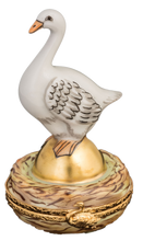 Lade das Bild in den Galerie-Viewer, SKU# 7539 - Gans mit goldenem Ei
