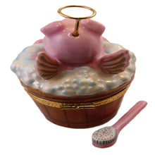 Lade das Bild in den Galerie-Viewer, SKU# 7562 - Engelhaftes Schwein in der Wanne
