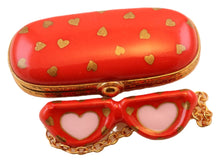 Lade das Bild in den Galerie-Viewer, SKU# 7787 - Sonnenbrille im Etui mit Herzen (AUSVERKAUFT)
