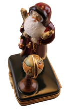 Cargar imagen en el visor de la galería, SKU# 7824 - Lynn Haney Papá Noel con globo
