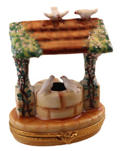 Lade das Bild in den Galerie-Viewer, SKU# 8542 - Snow White Wishing Well - Disney © collection
