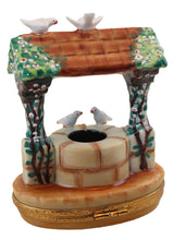 Lade das Bild in den Galerie-Viewer, SKU# 8542 - Snow White Wishing Well - Disney © collection
