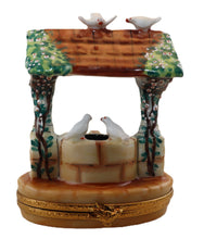 Lade das Bild in den Galerie-Viewer, SKU# 8542 - Snow White Wishing Well - Disney © collection
