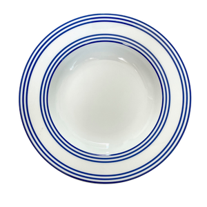 SKU# A235-REC20834 - Plato hondo con borde azul Latitudes - Forma Recamier - Tamaño: 9"