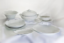 Cargar imagen en el visor de la galería, SKU# L410-NYM00001 - Plato ovalado blanco Nymphea pequeño - Forma Nymphea - Tamaño: 11,8&quot;
