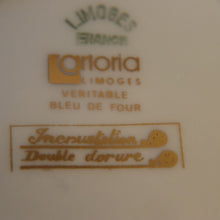 Cargar imagen en el visor de la galería, SKU# F15-A-GOLD-INCRUST Very Large Floral on Bleu de Four (Cobalt Blue) Round Box with Real Gold Incrustation with agate polishing finish.
