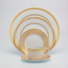 Lade das Bild in den Galerie-Viewer, SKU# B220-REC20574 - Lattitudes Gold Dessertteller - Form Recamiere - Größe: 8,5&quot;
