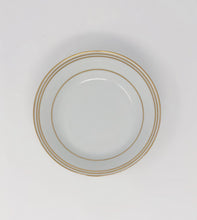 Lade das Bild in den Galerie-Viewer, SKU# B220-REC20574 - Lattitudes Gold Dessertteller - Form Recamiere - Größe: 8,5&quot;
