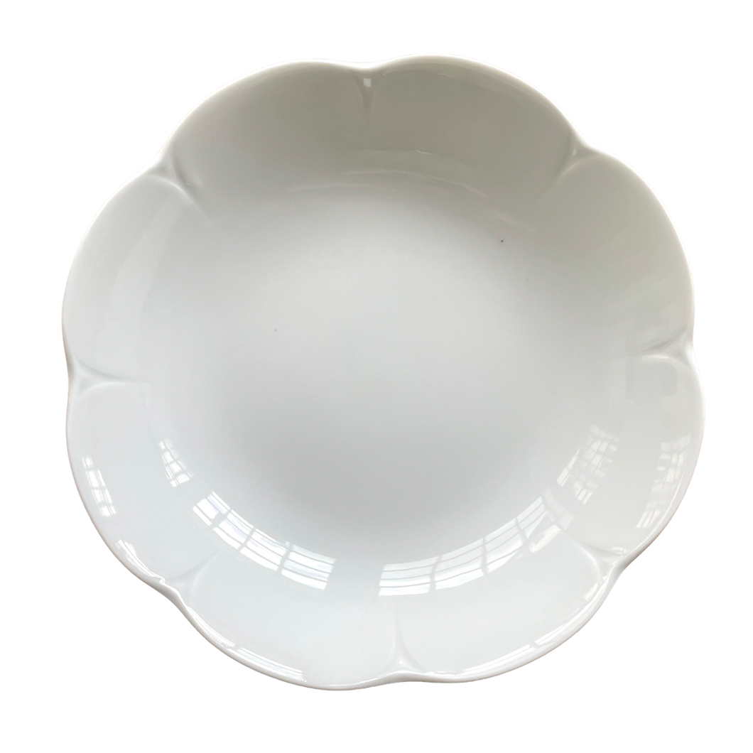 SKU# L120-NYM00001 - Plato plano redondo blanco Nymphea - Forma Nymphea - Tamaño: 12