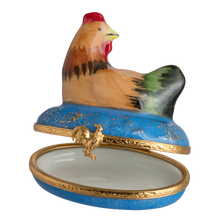 Cargar imagen en el visor de la galería, SKU# 3374 - Gallina sobre base azul
