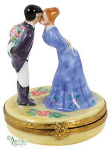 SKU# 6366 - Pareja besándose