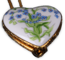 Cargar imagen en el visor de la galería, SKU# 8940 - Collar colgante - Corazón: Flores azules -
