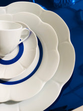Lade das Bild in den Galerie-Viewer, SKU# B160-NYM20447 - Fleur&#39;T Bleu Brot- und Butterteller - Form Nymphea - Größe: 6,25&quot;

