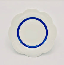Lade das Bild in den Galerie-Viewer, Artikelnummer B220-NYM20447 – Fleur&#39;T Bleu Dessertteller – Form Nymphea – Größe: 21,6 cm
