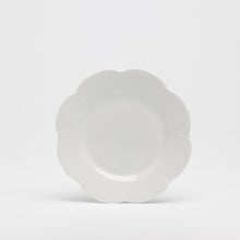 Cargar imagen en el visor de la galería, SKU# B160-NYM00001 - Plato para pan y mantequilla blanco Nymphea - Forma Nymphea - Tamaño: 6,25&quot;
