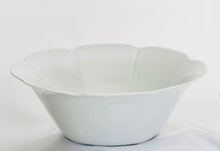 Cargar imagen en el visor de la galería, SKU# A220-NYM00001 - Plato para ensalada o pasta Nymphea, blanco, poco profundo - Forma Nymphea - Tamaño: 8,5&quot;
