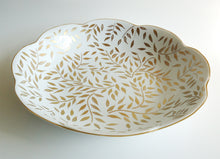 Cargar imagen en el visor de la galería, SKU# L211-NYM20583 - Bandeja honda redonda Olivier Gold - Forma Nymphea - Tamaño: 11&quot;
