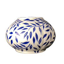 Lade das Bild in den Galerie-Viewer, SKU# XV20-DIV20826 - Olivier Bleu Runde Nymphea Vase - Klein - Form Vase - Größe: 3,75&quot;
