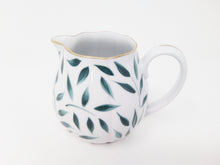 Lade das Bild in den Galerie-Viewer, Artikelnummer J030-NYM12010 - Olivier Green Creamer - Form Nymphea - Größe: 10 oz
