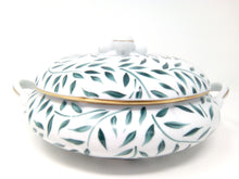 Cargar imagen en el visor de la galería, SKU# P999-NYM12010 - Sopera Olivier Green - Forma Nymphea - Tamaño: 60oz
